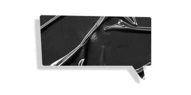 Beyaz arkaplanda izole edilmiş siyah buruşuk konuşma balonu kağıdı