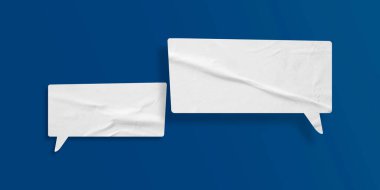 Beyaz konuşma balonu buruşmuş kağıt mavi arkaplanda izole edilmiş