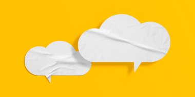 Beyaz konuşma balonu buruşmuş kağıt sarı arkaplanda izole edilmiş.