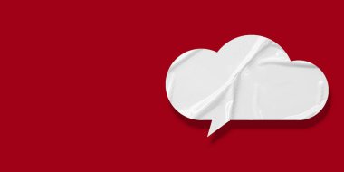 Kırmızı arkaplanda izole edilmiş beyaz konuşma balonu buruşmuş kağıt