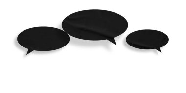 Beyaz arkaplanda izole edilmiş siyah buruşuk konuşma balonu kağıdı