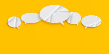 Beyaz konuşma balonu buruşmuş kağıt sarı arkaplanda izole edilmiş.