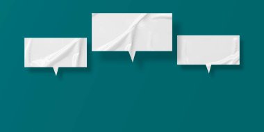 Beyaz konuşma balonu buruşmuş kağıt yeşil arka planda izole