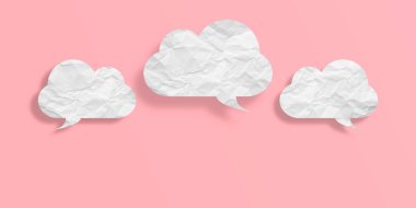 Pembe arka planda izole edilmiş beyaz buruşuk konuşma balonu kağıdı