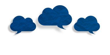 Mavi konuşma balonu buruşmuş kağıt beyaz arkaplanda izole edilmiş