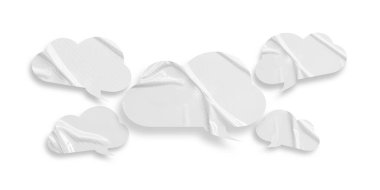 Beyaz konuşma balonu buruşmuş kağıt beyaz arkaplanda izole