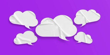 Beyaz konuşma balonu buruşmuş kağıt mor arkaplanda izole edilmiş.