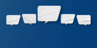 Beyaz konuşma balonu buruşmuş kağıt mavi arkaplanda izole edilmiş