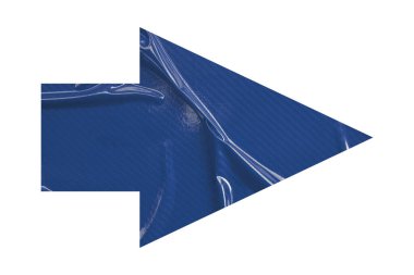 Mavi buruşmuş kağıt ok beyaz arkaplanda izole