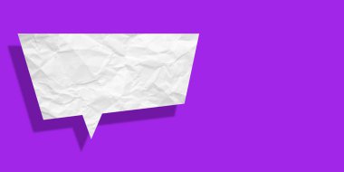 Beyaz konuşma balonu buruşmuş kağıt mor arkaplanda izole edilmiş.