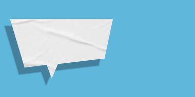 Beyaz konuşma balonu buruşmuş kağıt açık mavi arkaplanda izole edilmiş