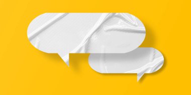 Beyaz konuşma balonu buruşmuş kağıt sarı arkaplanda izole edilmiş.