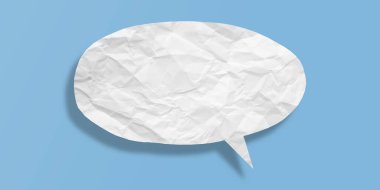 Beyaz konuşma balonu buruşmuş kağıt açık mavi arkaplanda izole edilmiş