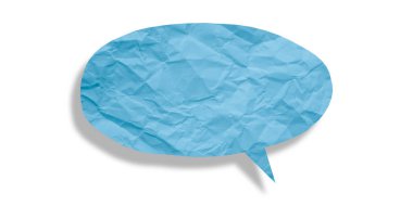 Açık mavi konuşma balonu buruşmuş kağıt beyaz arkaplanda izole edilmiş