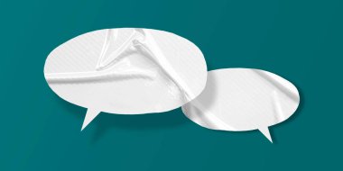 Beyaz konuşma balonu buruşmuş kağıt yeşil arka planda izole