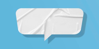 Beyaz konuşma balonu buruşmuş kağıt açık mavi arkaplanda izole edilmiş