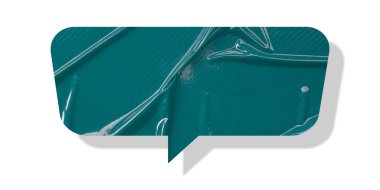 Yeşil konuşma balonu buruşmuş kağıt beyaz arkaplanda izole