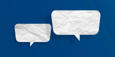 Beyaz konuşma balonu buruşmuş kağıt mavi arkaplanda izole edilmiş