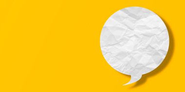 Beyaz konuşma balonu buruşmuş kağıt sarı arkaplanda izole edilmiş.