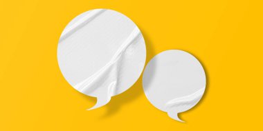 Beyaz konuşma balonu buruşmuş kağıt sarı arkaplanda izole edilmiş.