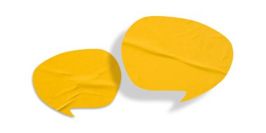 Sarı konuşma balonu buruşmuş kağıt beyaz arkaplanda izole edilmiş