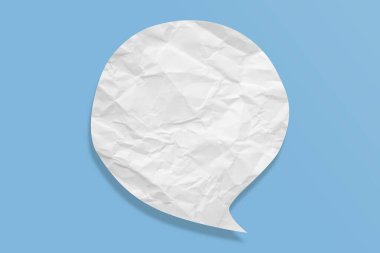 Beyaz konuşma balonu buruşmuş kağıt açık mavi arkaplanda izole edilmiş