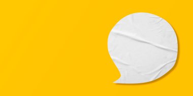 Beyaz konuşma balonu buruşmuş kağıt sarı arkaplanda izole edilmiş.