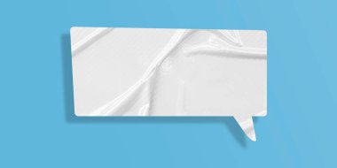 Beyaz konuşma balonu buruşmuş kağıt açık mavi arkaplanda izole edilmiş