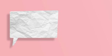 Pembe arka planda izole edilmiş beyaz buruşuk konuşma balonu kağıdı