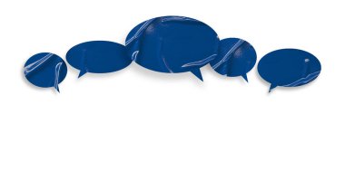 Mavi konuşma balonu buruşmuş kağıt beyaz arkaplanda izole edilmiş