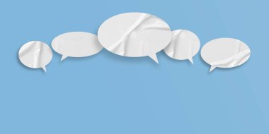 Beyaz konuşma balonu buruşmuş kağıt açık mavi arkaplanda izole edilmiş