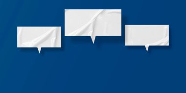 Beyaz konuşma balonu buruşmuş kağıt mavi arkaplanda izole edilmiş