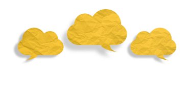 Sarı konuşma balonu buruşmuş kağıt beyaz arkaplanda izole edilmiş