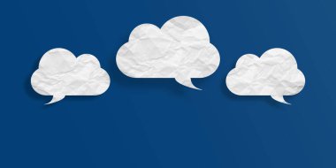 Beyaz konuşma balonu buruşmuş kağıt mavi arkaplanda izole edilmiş