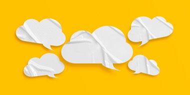 Beyaz konuşma balonu buruşmuş kağıt sarı arkaplanda izole edilmiş.