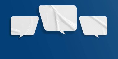 Beyaz konuşma balonu buruşmuş kağıt mavi arkaplanda izole edilmiş