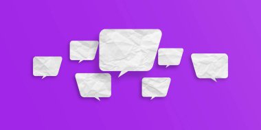 Beyaz konuşma balonu buruşmuş kağıt mor arkaplanda izole edilmiş.