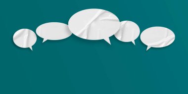 Beyaz konuşma balonu buruşmuş kağıt yeşil arka planda izole