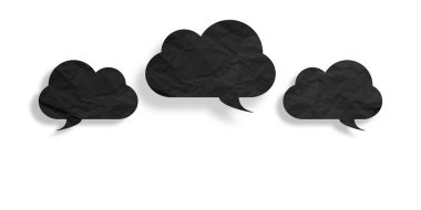 Beyaz arkaplanda izole edilmiş siyah buruşuk konuşma balonu kağıdı