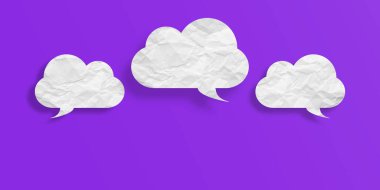 Beyaz konuşma balonu buruşmuş kağıt mor arkaplanda izole edilmiş.