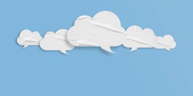 Beyaz konuşma balonu buruşmuş kağıt açık mavi arkaplanda izole edilmiş