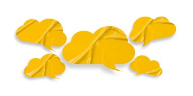 Sarı konuşma balonu buruşmuş kağıt beyaz arkaplanda izole edilmiş