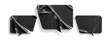 Beyaz arkaplanda izole edilmiş siyah buruşuk konuşma balonu kağıdı