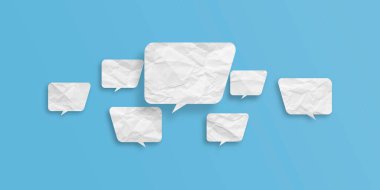 Beyaz konuşma balonu buruşmuş kağıt açık mavi arkaplanda izole edilmiş