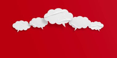 Kırmızı arkaplanda izole edilmiş beyaz konuşma balonu buruşmuş kağıt