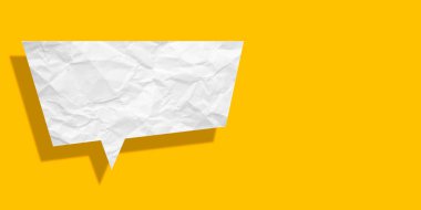 Beyaz konuşma balonu buruşmuş kağıt sarı arkaplanda izole edilmiş.