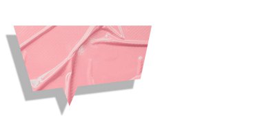 Pembe konuşma balonu buruşmuş kağıt beyaz arkaplanda izole edilmiş.