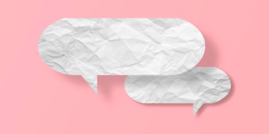 Pembe arka planda izole edilmiş beyaz buruşuk konuşma balonu kağıdı