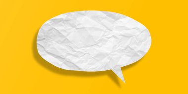 Beyaz konuşma balonu buruşmuş kağıt sarı arkaplanda izole edilmiş.