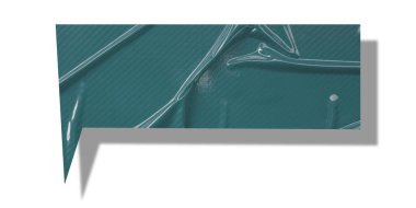 Yeşil konuşma balonu buruşmuş kağıt beyaz arkaplanda izole